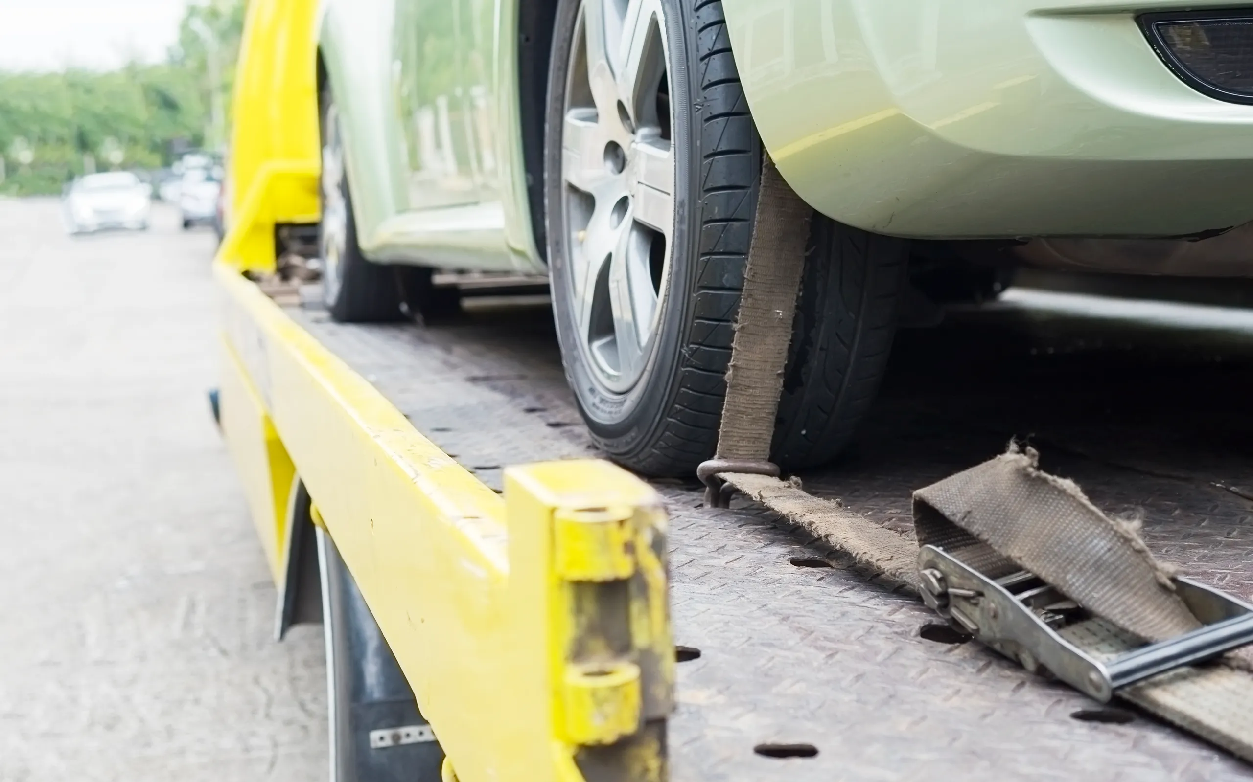 O reboque leva o carro que não está a funcionar