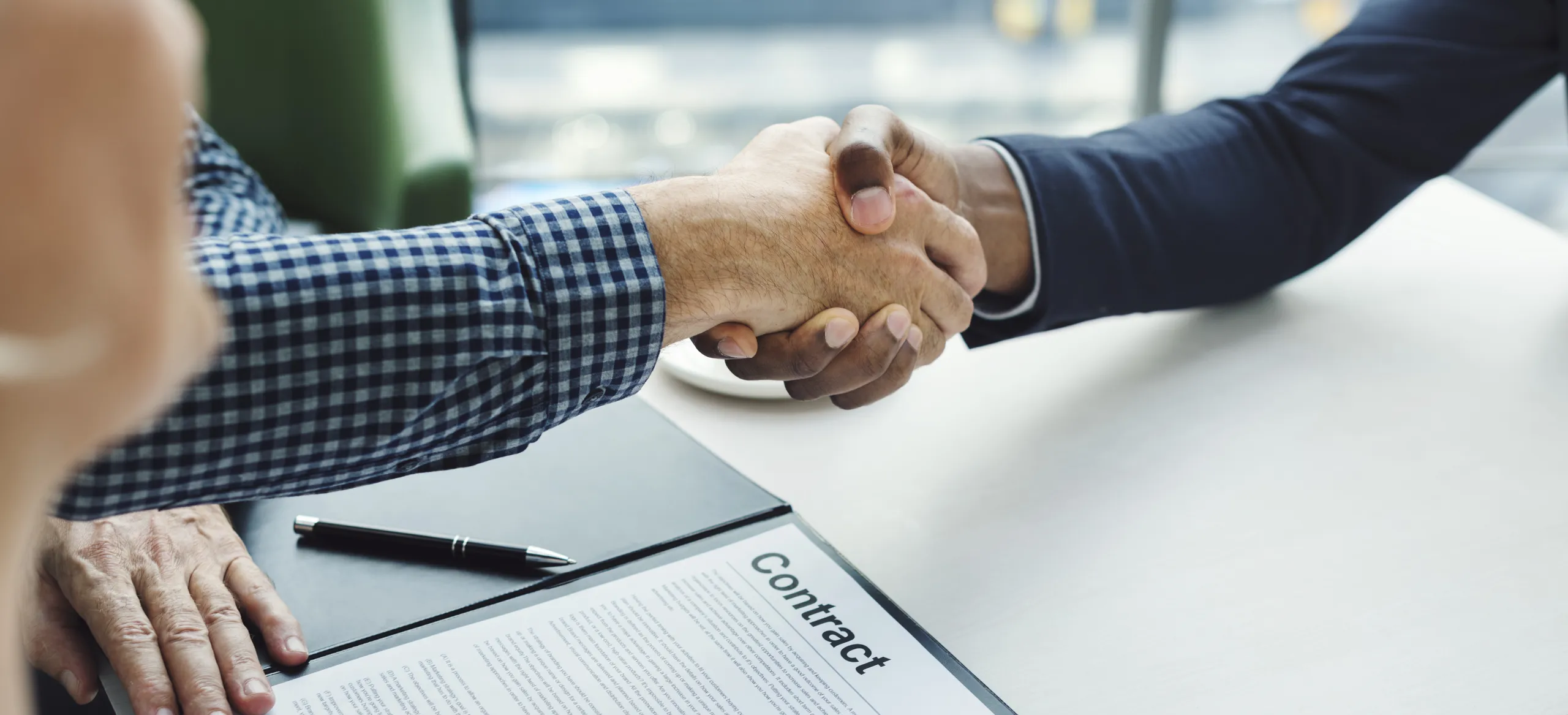 Assine um contrato de promessa de compra e venda Sem um contrato, não pode fazer nada legalmente contra o comprador.